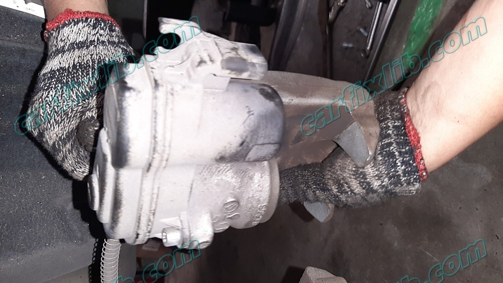 B23AA77 Mercedes brake caliper checking